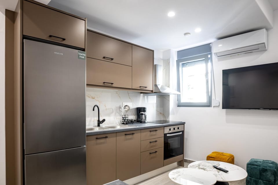 Coffee/tea facilities, Kitchen or kitchenette, oven, stove