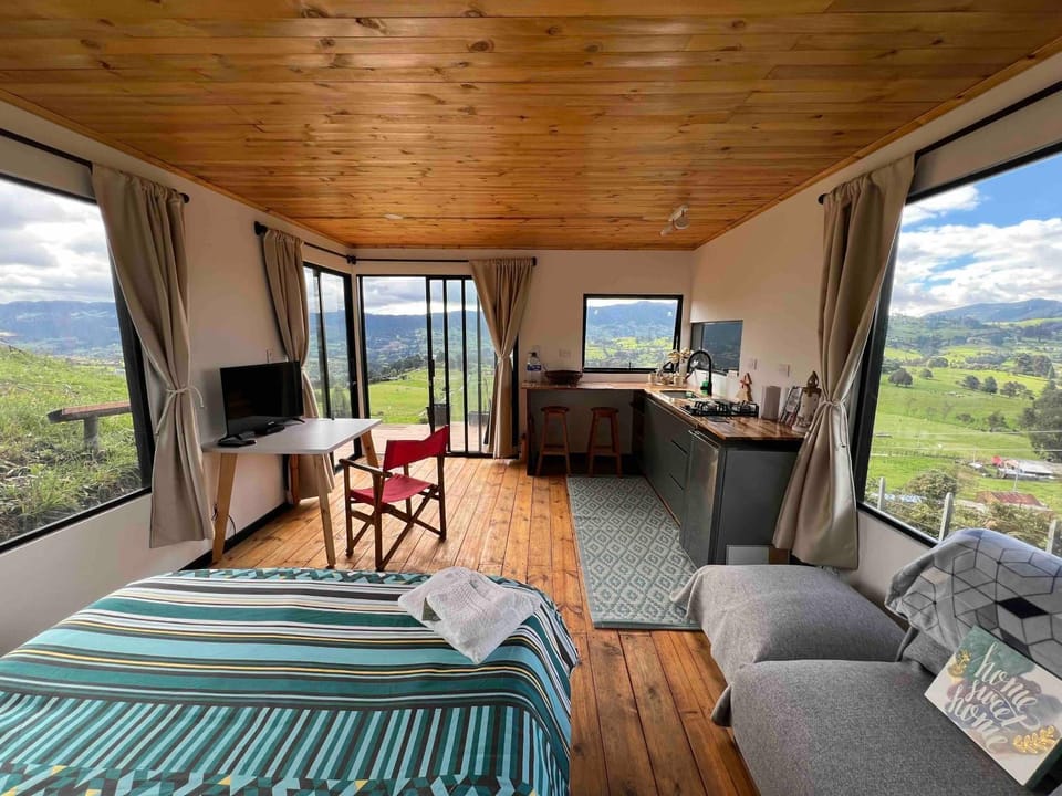 Communal lounge/ TV room, Natural landscape, TV and multimedia, View (from property/room), Living room, Photo of the whole room, Seating area, Dining area, Mountain view