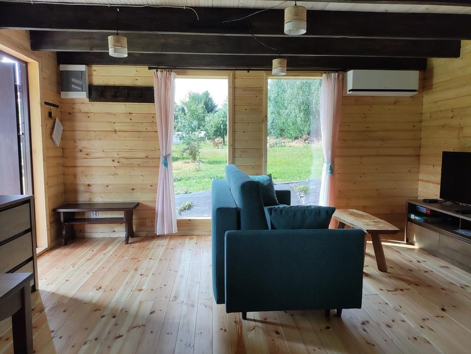 Communal lounge/ TV room, TV and multimedia, Living room, Seating area, Evening entertainment, air conditioner