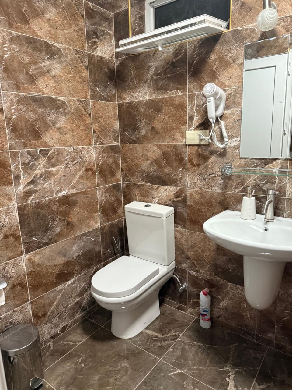 Shower, Toilet