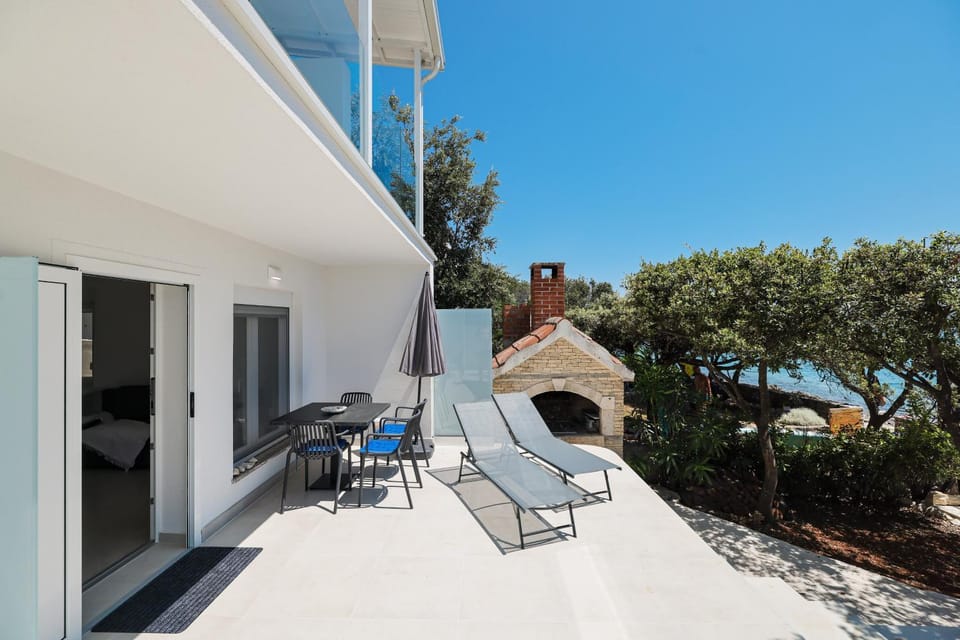 BBQ facilities, Balcony/Terrace, Dining area, sunbed