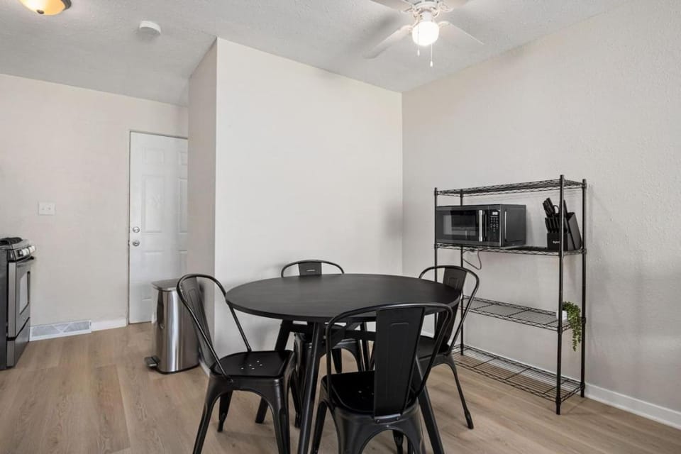 Blue Haven at Hines | Stylish 2BD Stay | Peoria Heights House in Peoria