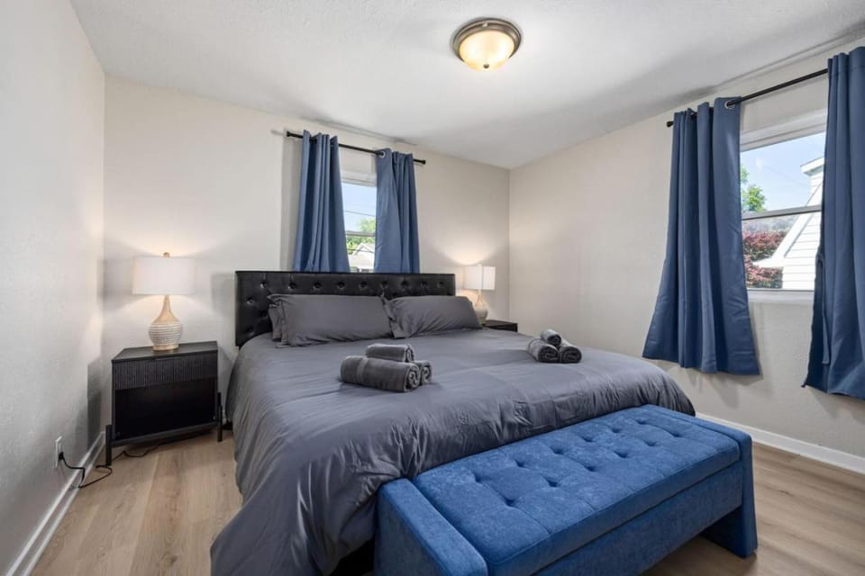 Blue Haven at Hines | Stylish 2BD Stay | Peoria Heights House in Peoria