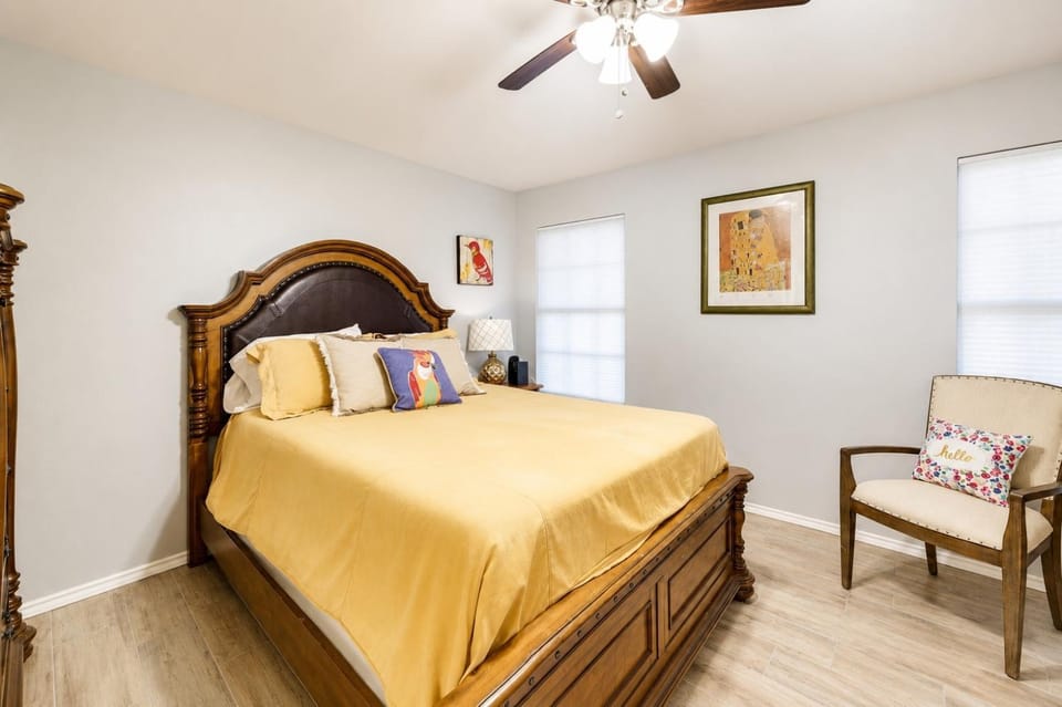 Private Fenced Backyard • Pet Friendly • Grill House in Texas