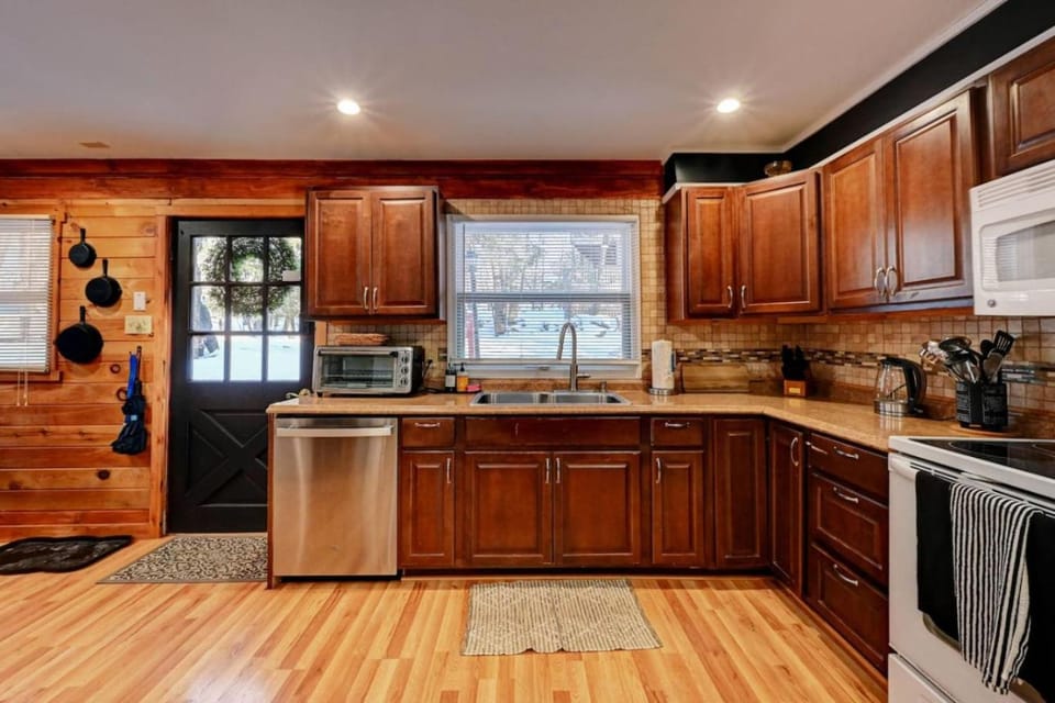 Cozy mountain house with beach access and firepit House in Hickory Run State Park