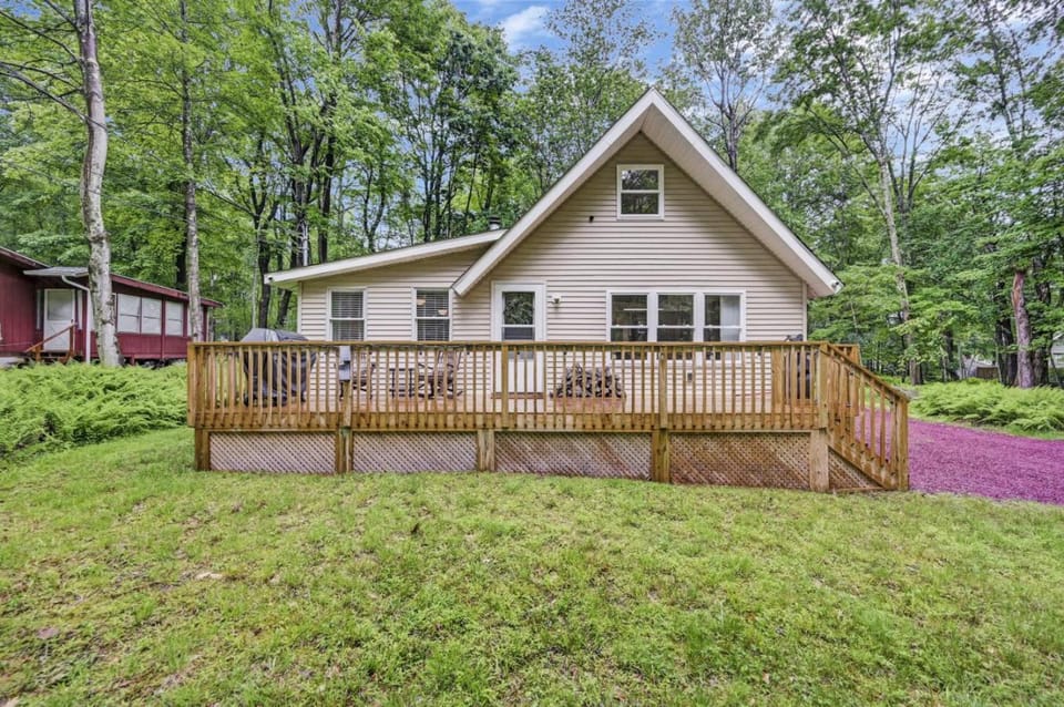 cozy home in arrowhead lake with huge screened in porch beach and lake and playground House in Coolbaugh Township