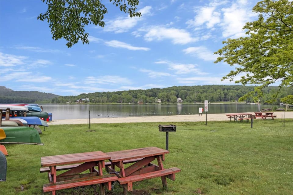 cozy home in arrowhead lake with huge screened in porch beach and lake and playground House in Coolbaugh Township