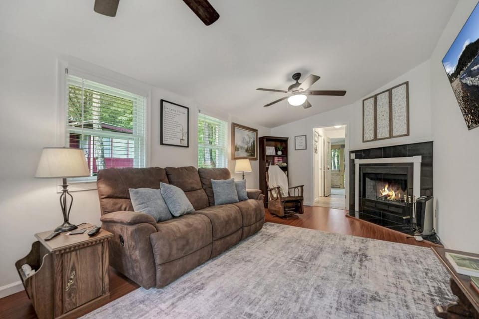 cozy home in arrowhead lake with huge screened in porch beach and lake and playground House in Coolbaugh Township