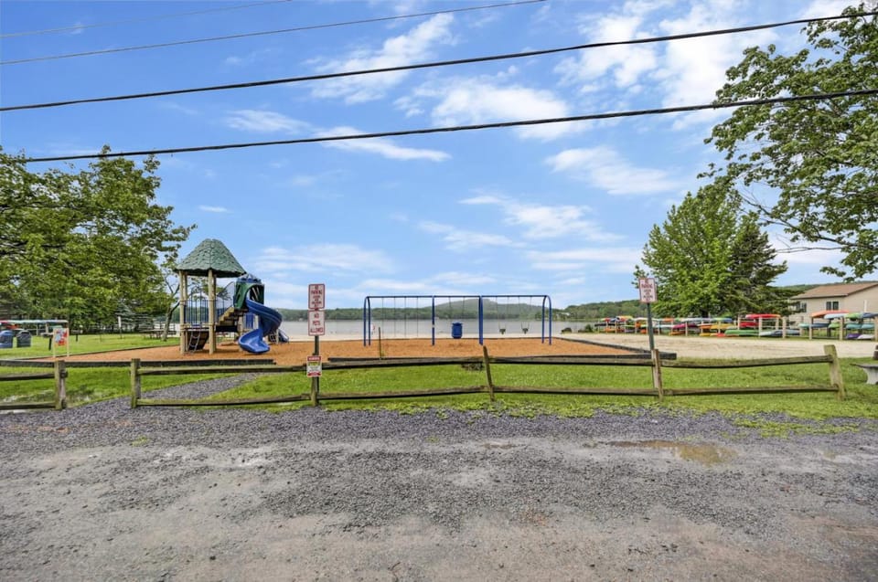 cozy home in arrowhead lake with huge screened in porch beach and lake and playground House in Coolbaugh Township