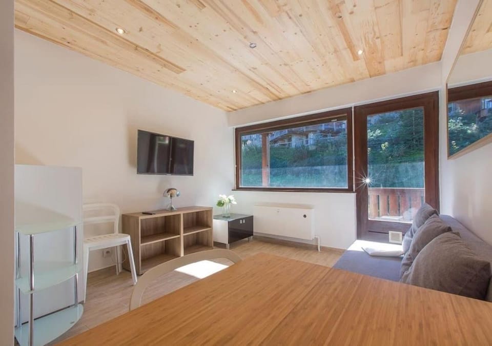 Communal lounge/ TV room, Living room, Seating area
