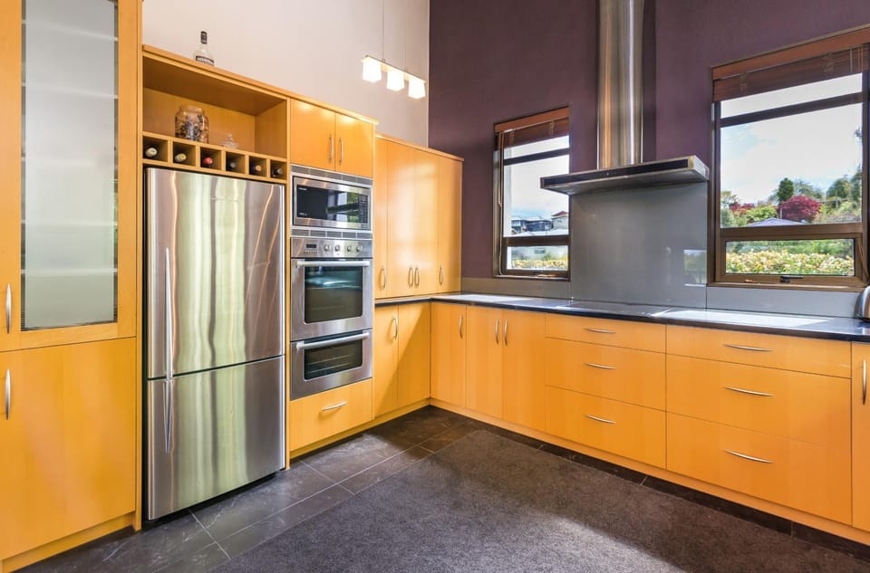 Kitchen or kitchenette, oven