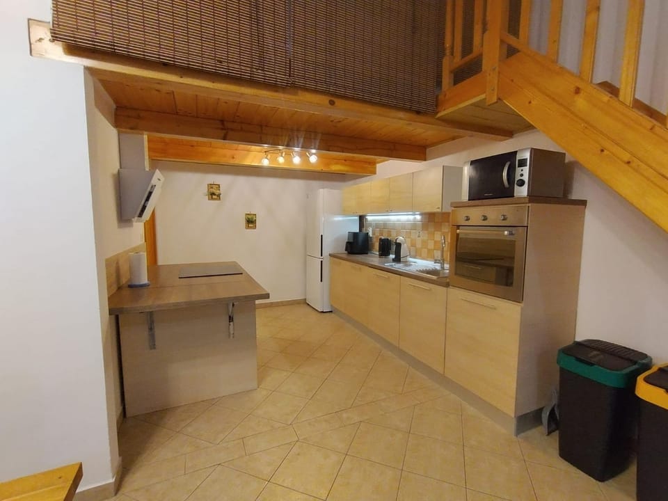 Coffee/tea facilities, dishwasher, microwave, oven, stove, toaster