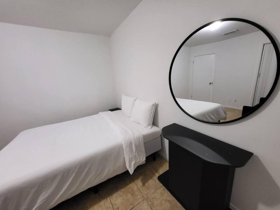 Large parking lot sleeps 8 Apartment in Laredo