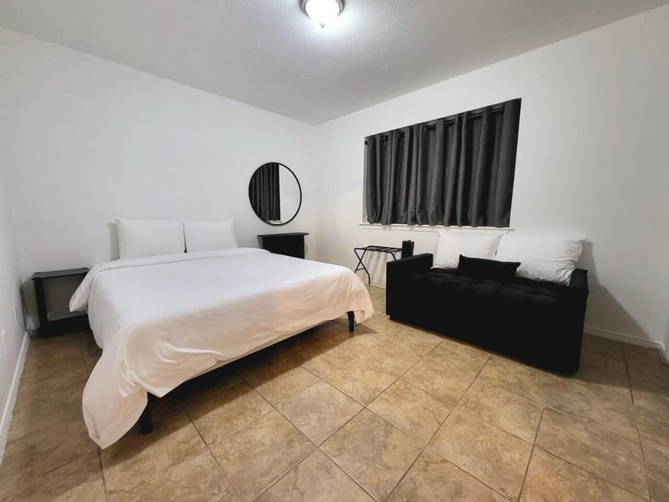 Large parking lot sleeps 8 Apartment in Laredo