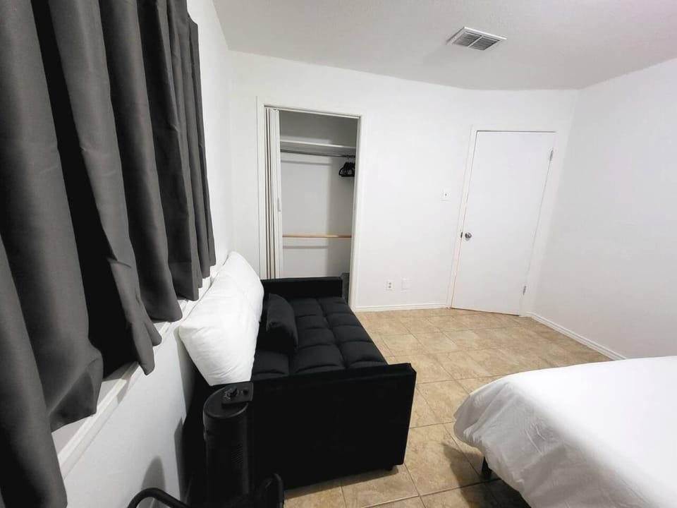 Large parking lot sleeps 8 Apartment in Laredo