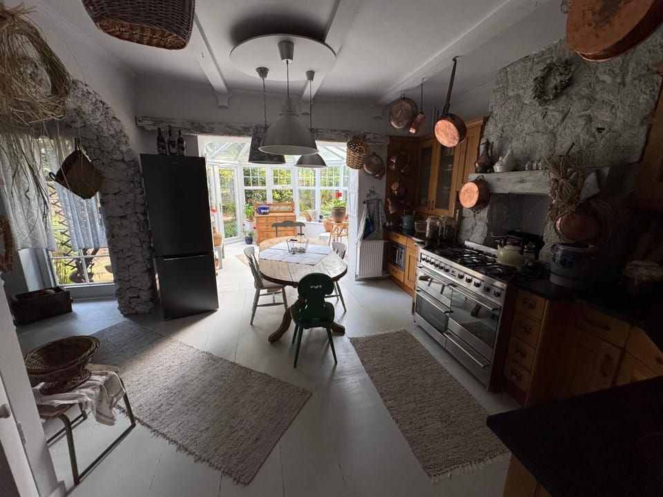 Kitchen or kitchenette, Seating area, Dining area