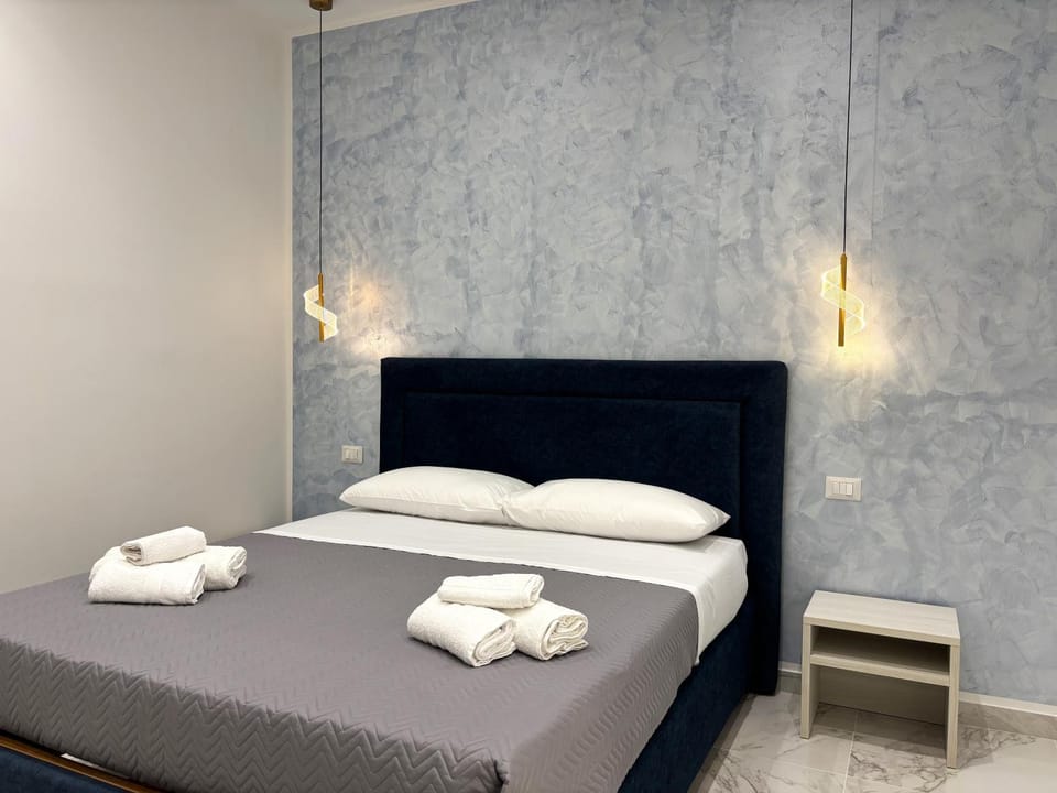 Bed, Photo of the whole room, Bedroom, towels