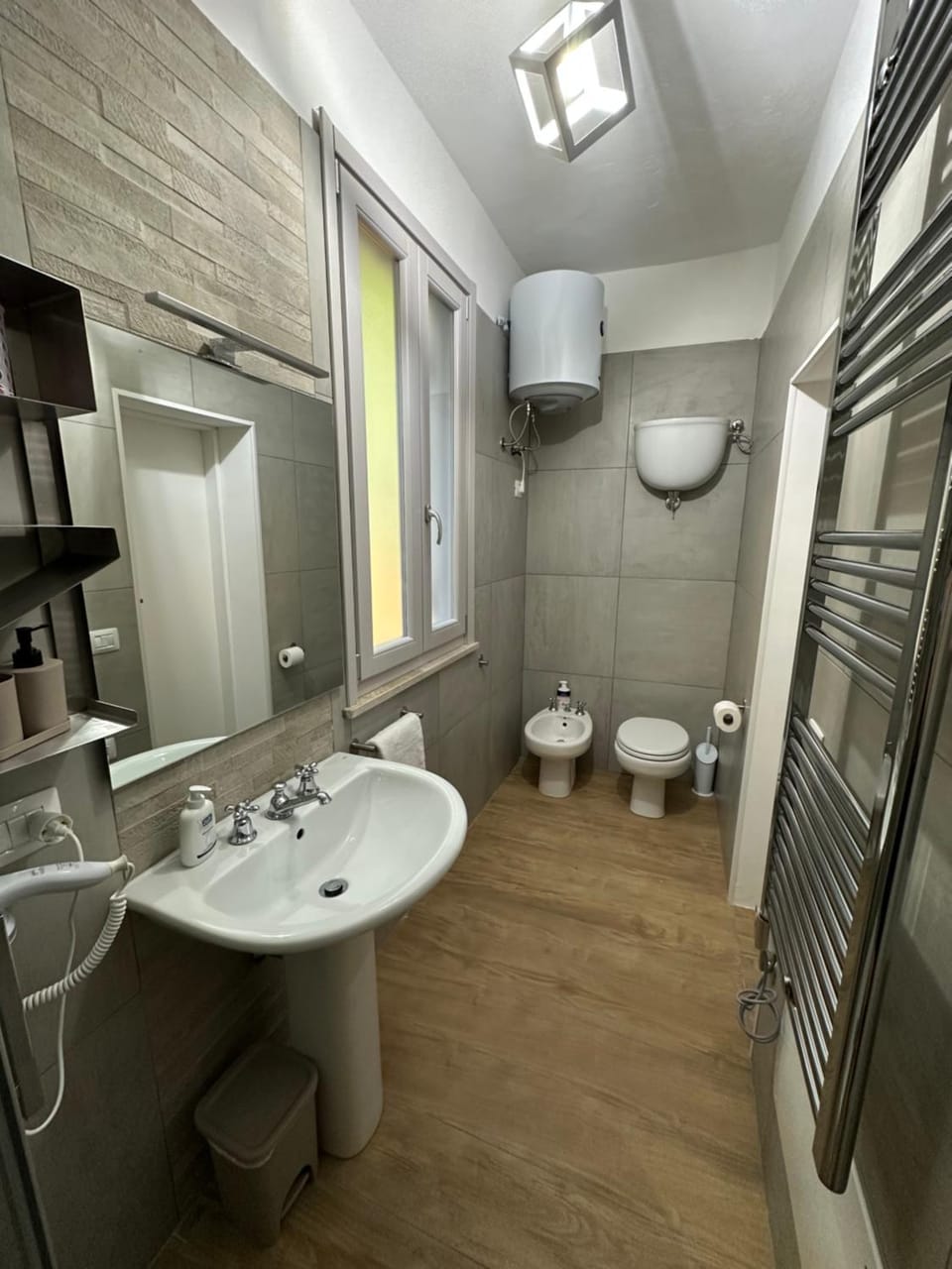 Shower, Toilet, Bathroom, bidet, towels