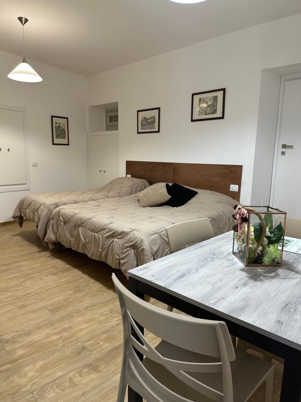 Bed, Dining area, Bedroom