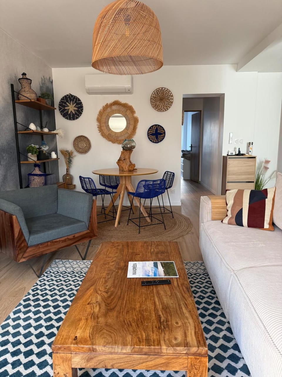 Living room, Seating area