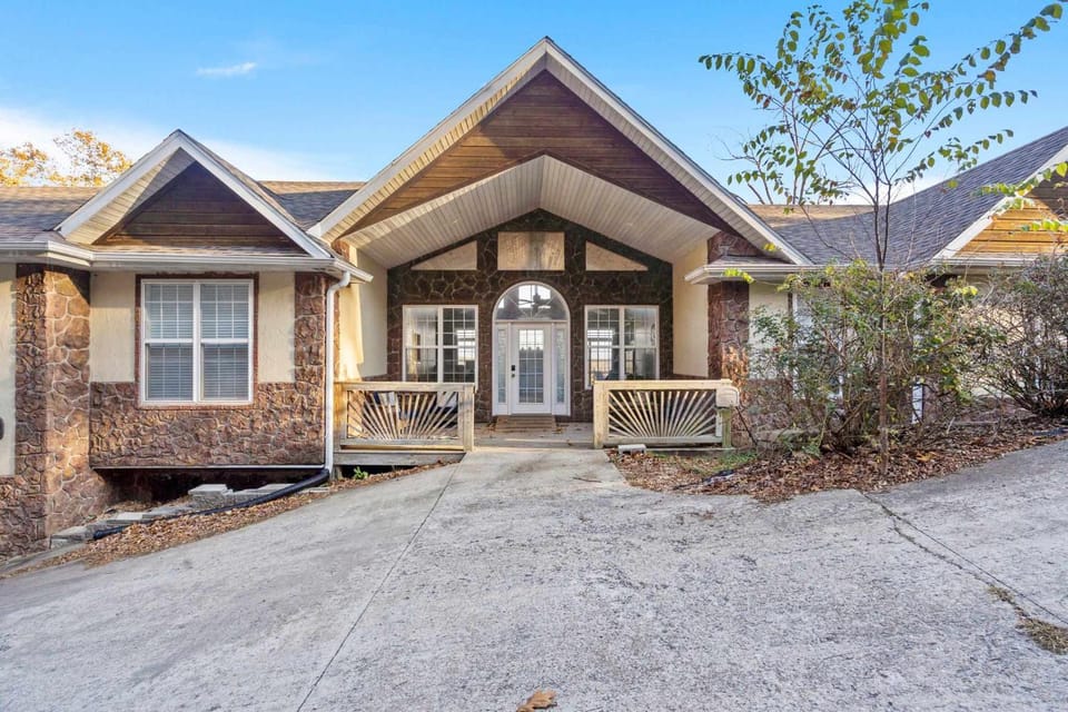 The Greenview Manor with Lake Views House in Kimberling City