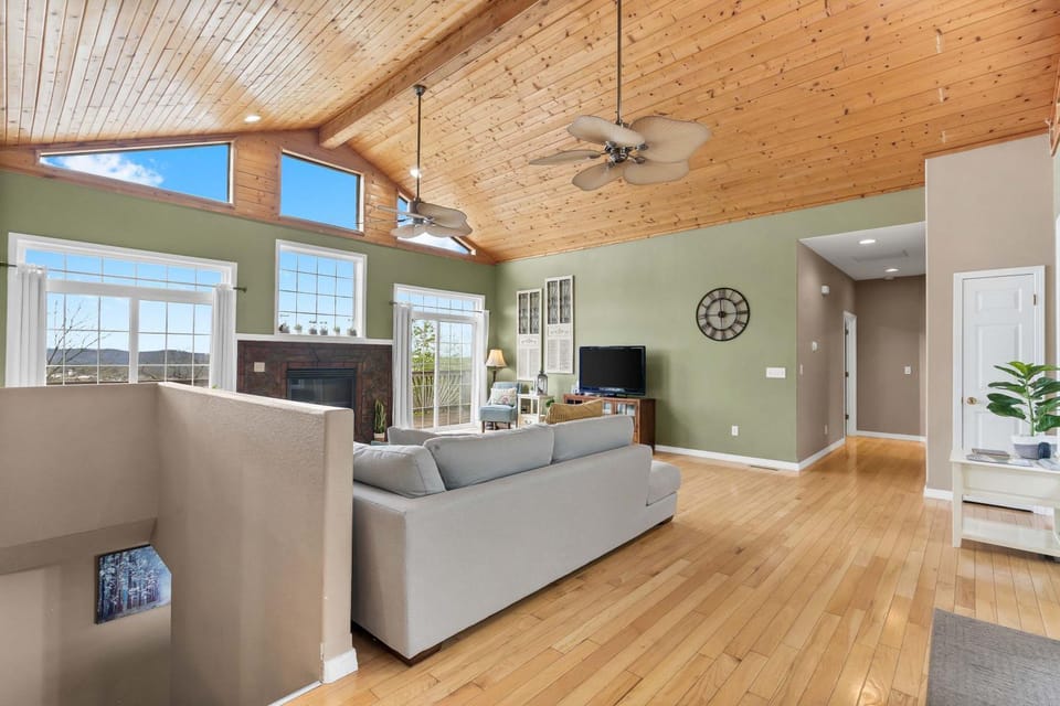 The Greenview Manor with Lake Views House in Kimberling City