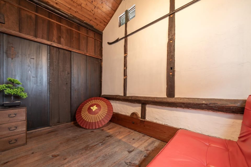Photo of the whole room, Seating area