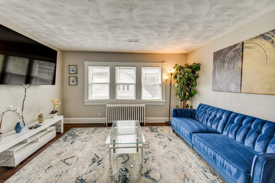 Walk to River & Downtown: Portsmouth Apartment! House in Portsmouth