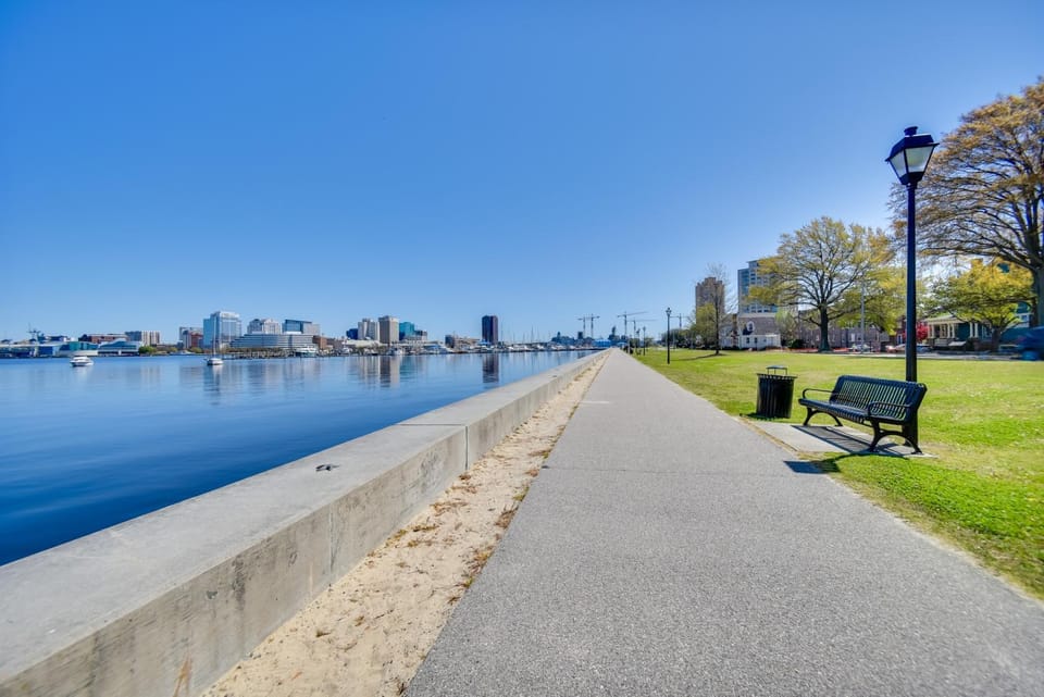Walk to River & Downtown: Portsmouth Apartment! House in Portsmouth