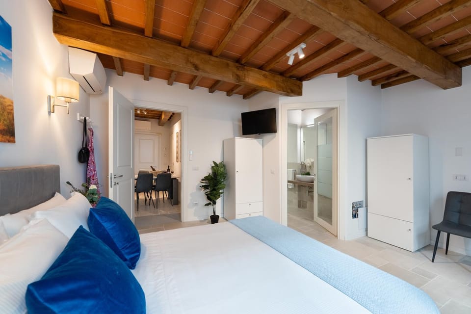 Bed, TV and multimedia, Photo of the whole room, Seating area, Bedroom