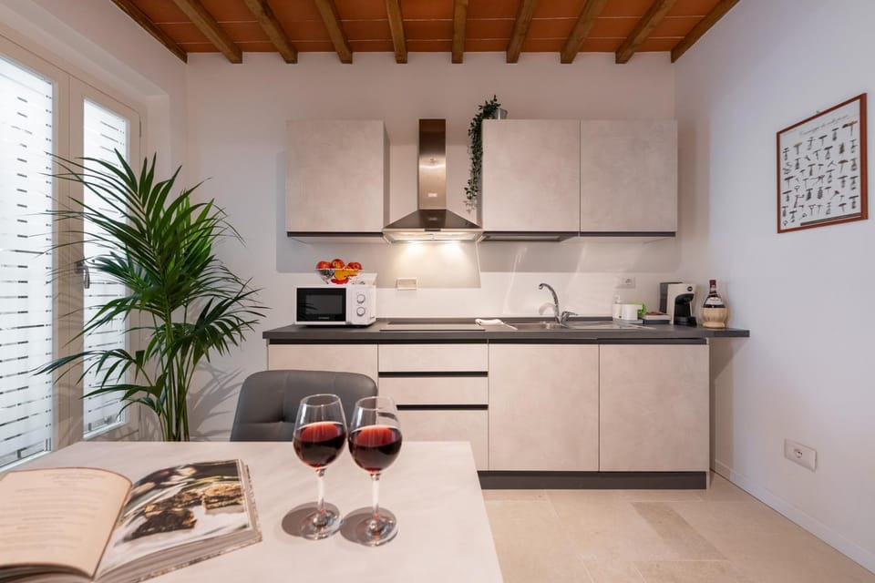 Coffee/tea facilities, Kitchen or kitchenette, stove