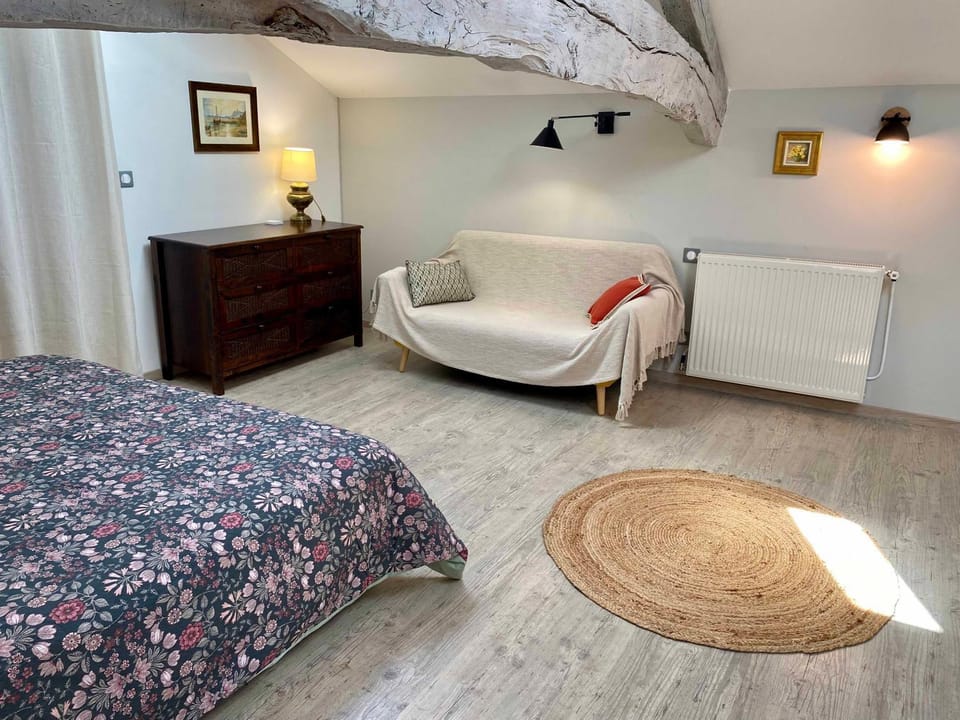 Photo of the whole room, Bedroom
