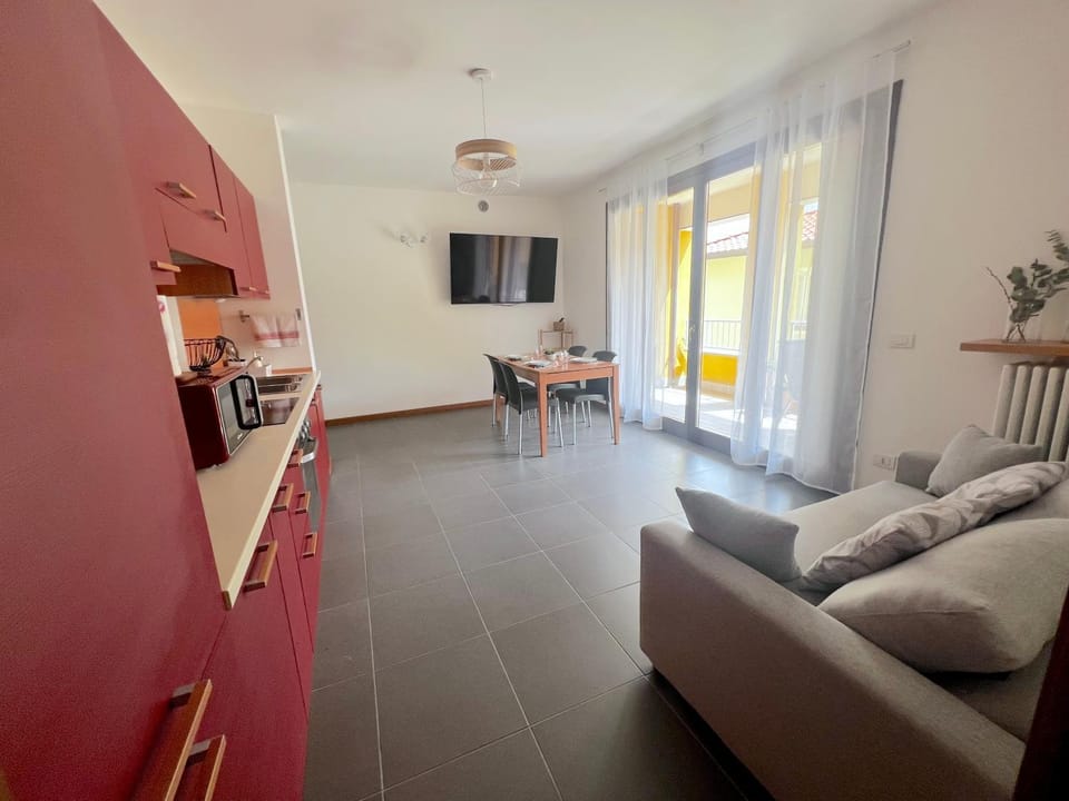 TV and multimedia, Kitchen or kitchenette, Living room, Seating area, Evening entertainment