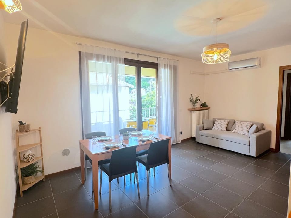 TV and multimedia, Living room, Seating area, Dining area, air conditioner