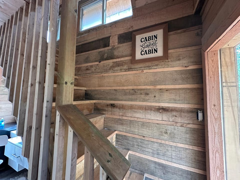 Peaceful Forest Retreat Loft Beds, FirePit, Wifi House in Lake Erie