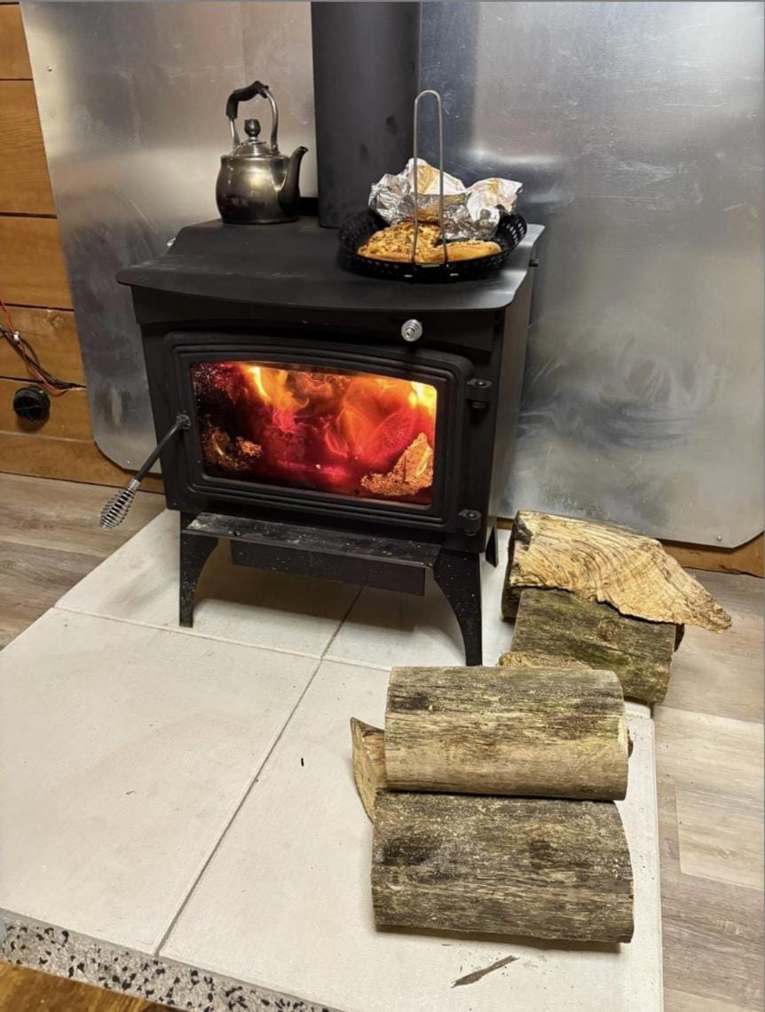 Peaceful Forest Retreat Loft Beds, FirePit, Wifi House in Lake Erie