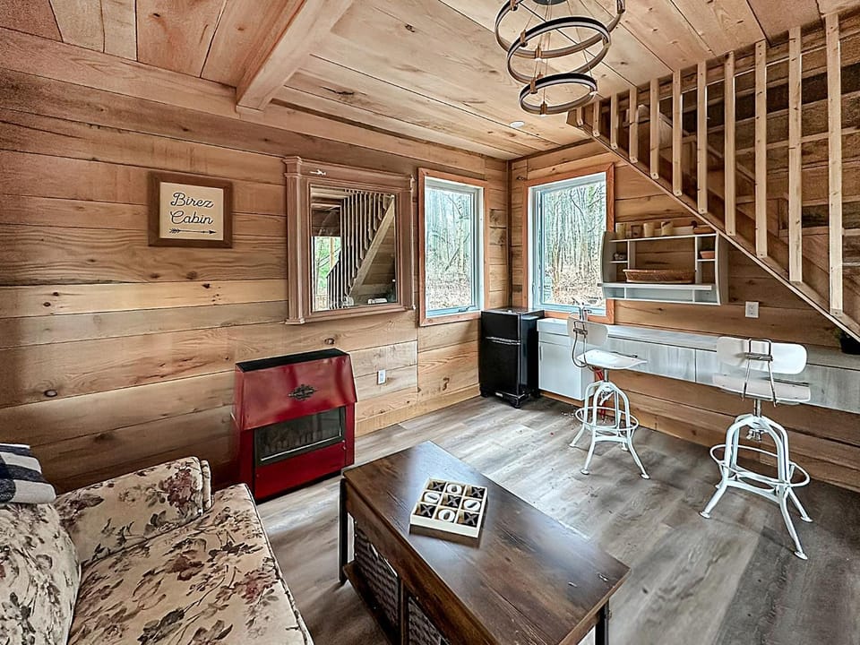 Peaceful Forest Retreat Loft Beds, FirePit, Wifi House in Lake Erie