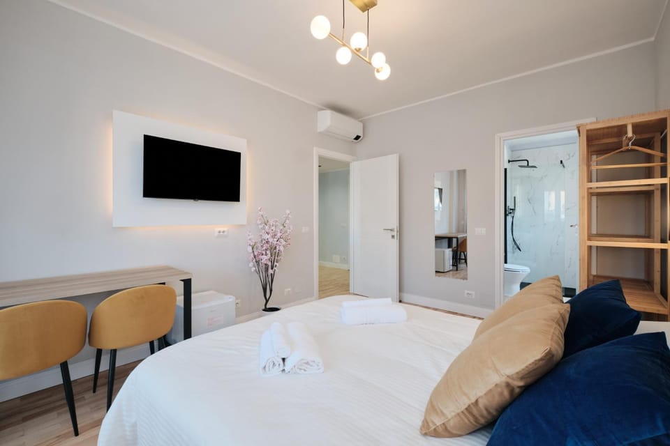 Bed, TV and multimedia, Bedroom, wardrobe, air conditioner