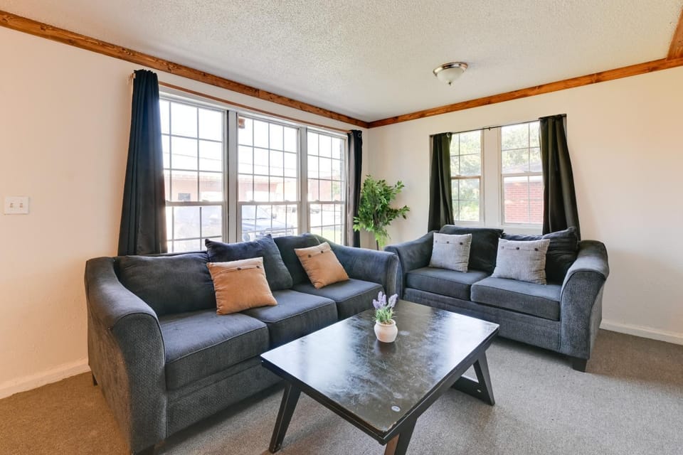 2 Mi to Center City: Charlotte North End Home House in Charlotte