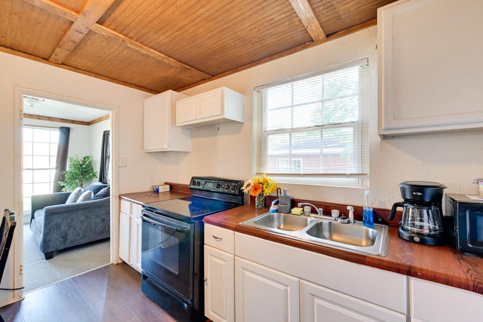 2 Mi to Center City: Charlotte North End Home House in Charlotte