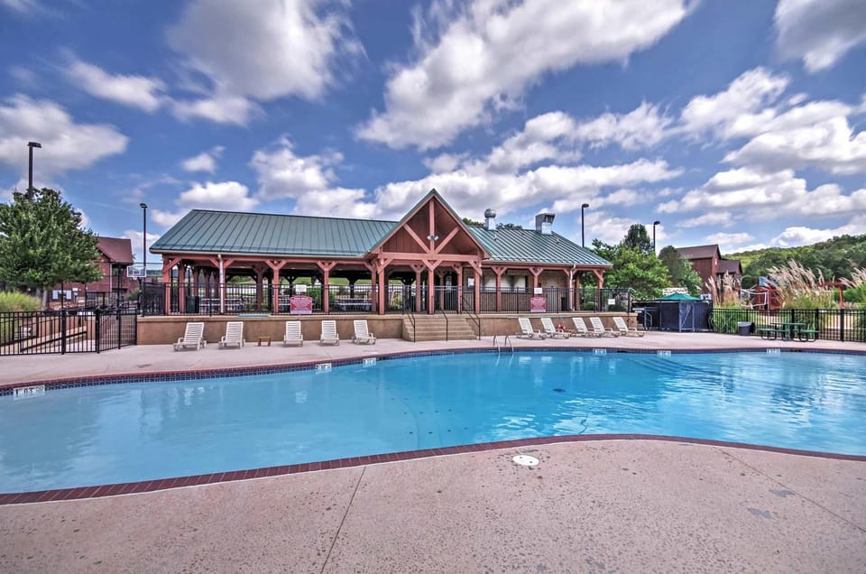 T Time Getaway - Overlooking Golf Views House in Table Rock Lake
