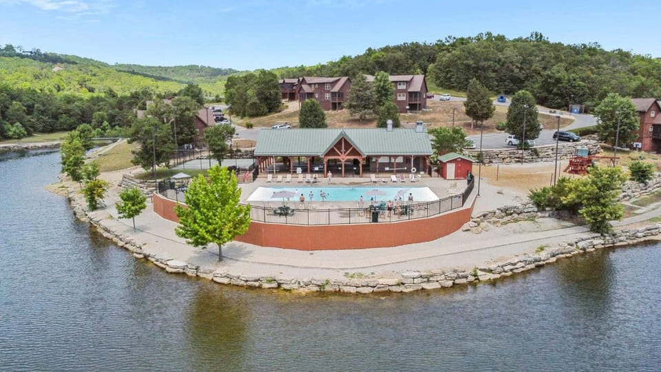 T Time Getaway - Overlooking Golf Views House in Table Rock Lake