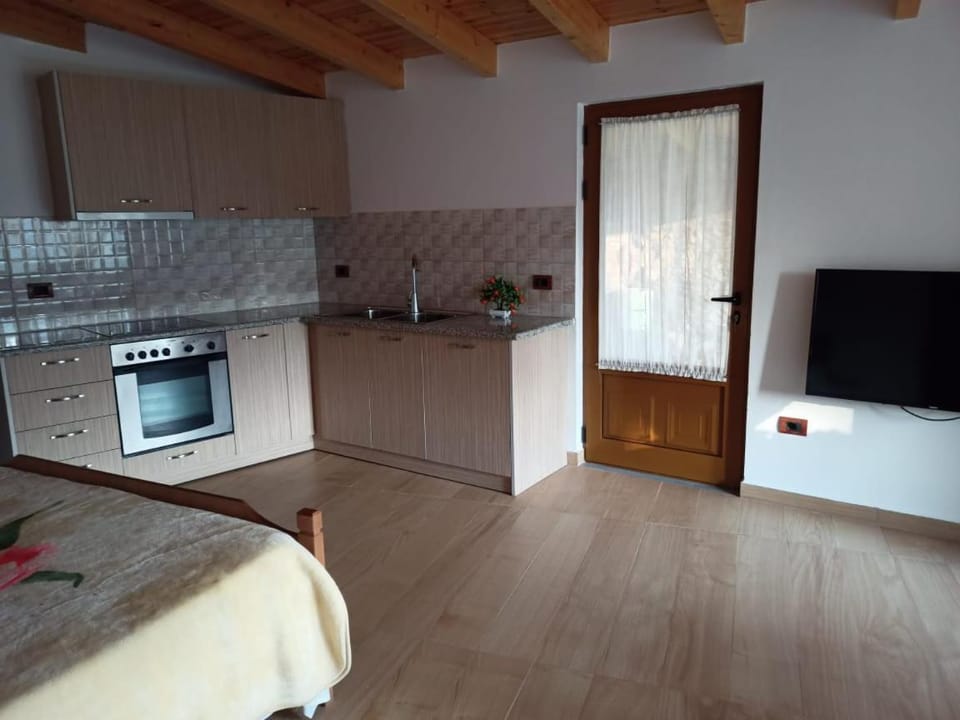 TV and multimedia, Kitchen or kitchenette, oven, stove
