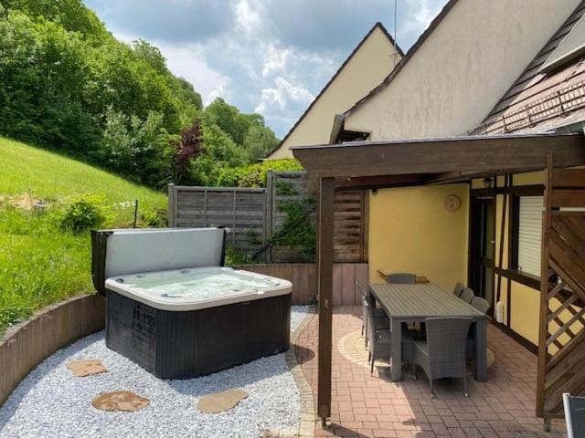 Patio, Natural landscape, Garden, Balcony/Terrace, Dining area