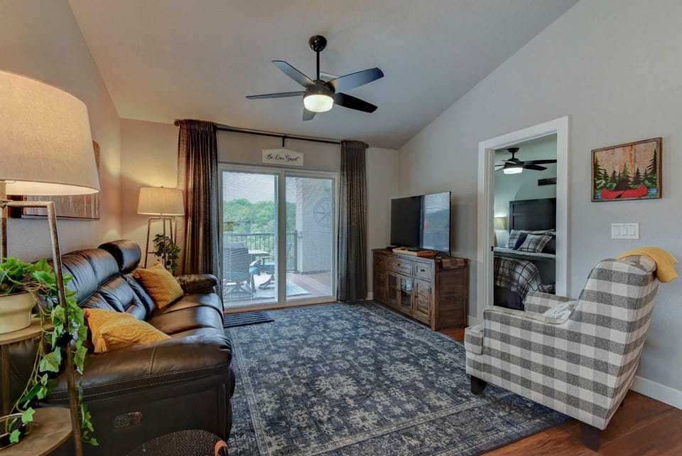 Table Rock Lookout Duo - Spacious Balcony House in Indian Point