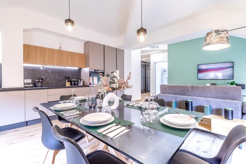 Coffee/tea facilities, Kitchen or kitchenette, Dining area, stove