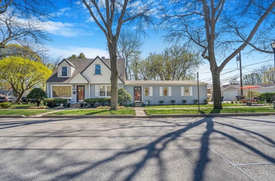 Cozy Evanston Villa with cinema and massage sofa House in Evanston