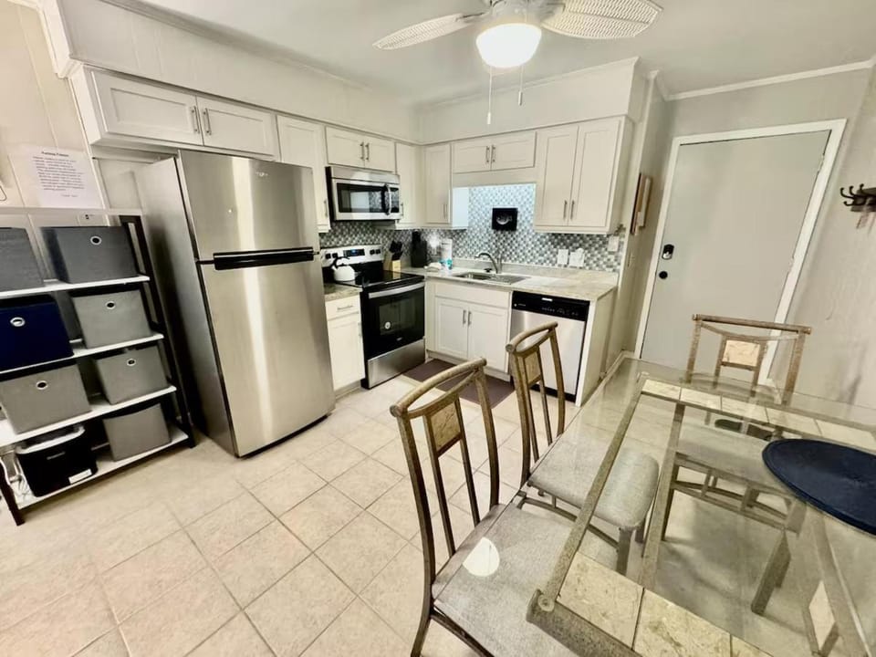 Kitchen or kitchenette, Dining area, oven, stove