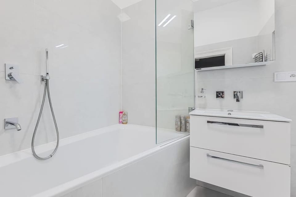 Private Room, AC, Central w Kitchen Apartment in Prague