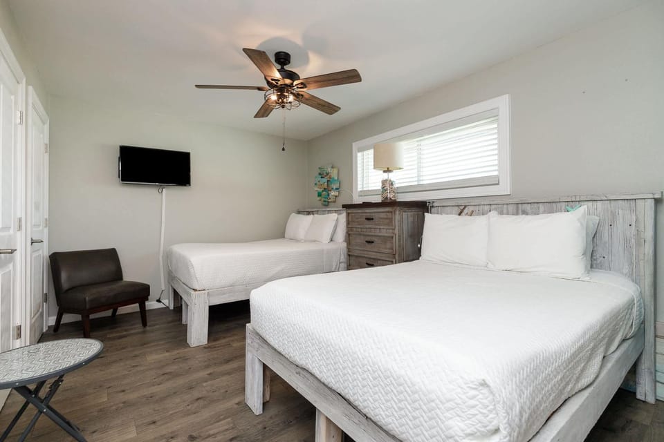 Ocean Views - Sleeps 6 Resort Pool House in Port Aransas